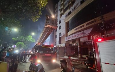 বাটা সিগন্যালে বহুতল ভবনে আগুনে পুড়ল কম্পিউটারের দোকান