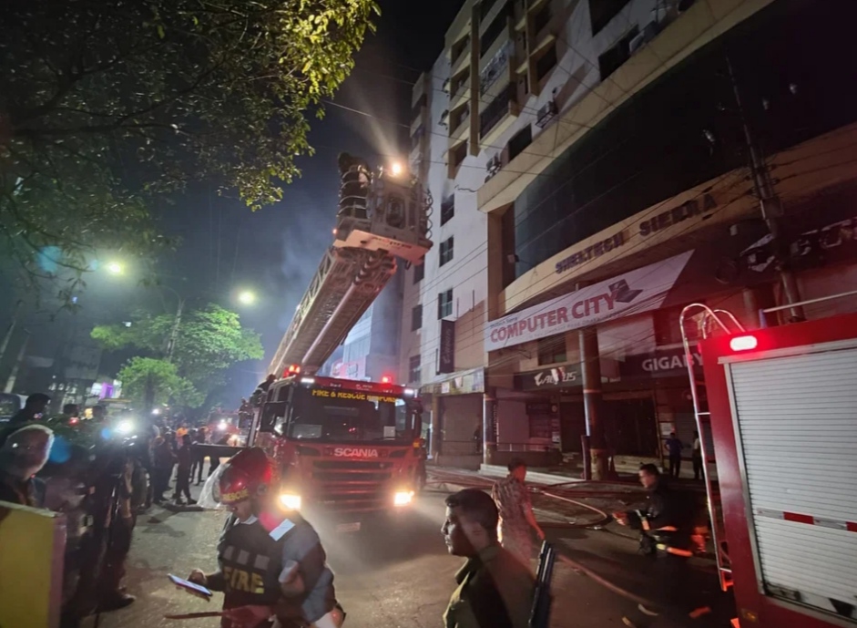 বাটা সিগন্যালে বহুতল ভবনে আগুনে পুড়ল কম্পিউটারের দোকান