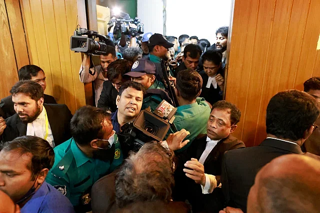 আইনজীবী সমিতির নির্বাচন: পুলিশের ওপর ‘হামলা’, বিএনপিপন্থী ৩৫০ আইনজীবীর বিরুদ্ধে মামলা