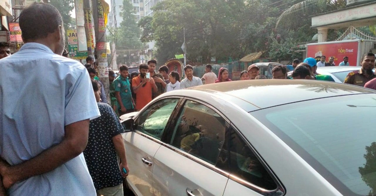 বিদ্যুতের খুঁটিতে গাড়ির ধাক্কা, গ্লাস ভেঙে চালকের মরদেহ উদ্ধার