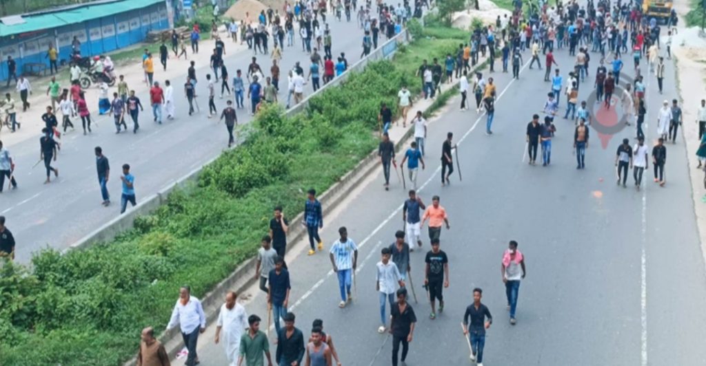 কুমিল্লায় আওয়ামী লীগের দুই গ্রুপে সংঘর্ষ, মহাসড়কে যান চলাচল বন্ধ