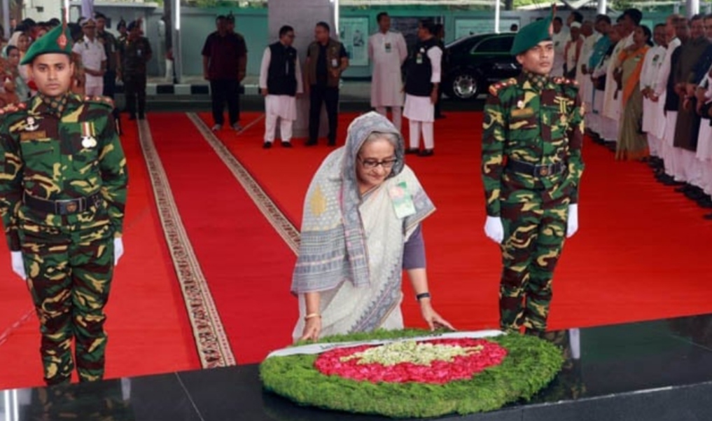 ঐতিহাসিক ছয় দফা দিবসে বঙ্গবন্ধুর প্রতিকৃতিতে প্রধানমন্ত্রীর শ্রদ্ধা নিবেদন