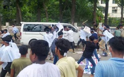নরসিংদীতে সড়ক অবরোধ করে খায়রুল কবিরকে আদালতে প্রবেশে বাধা, আইনজীবীদের গাড়ি ভাঙচুর