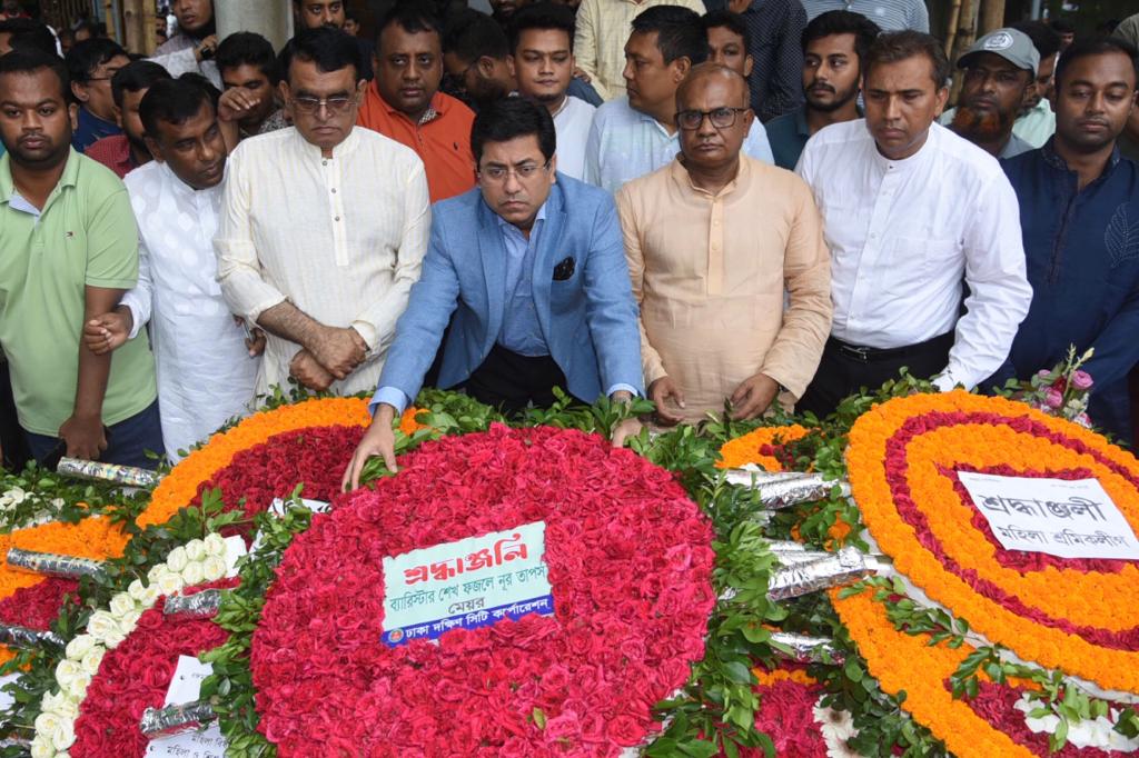বঙ্গমাতা শেখ ফজিলাতুন্নেছা মুজিবের সমাধিতে মেয়র তাপসের শ্রদ্ধা