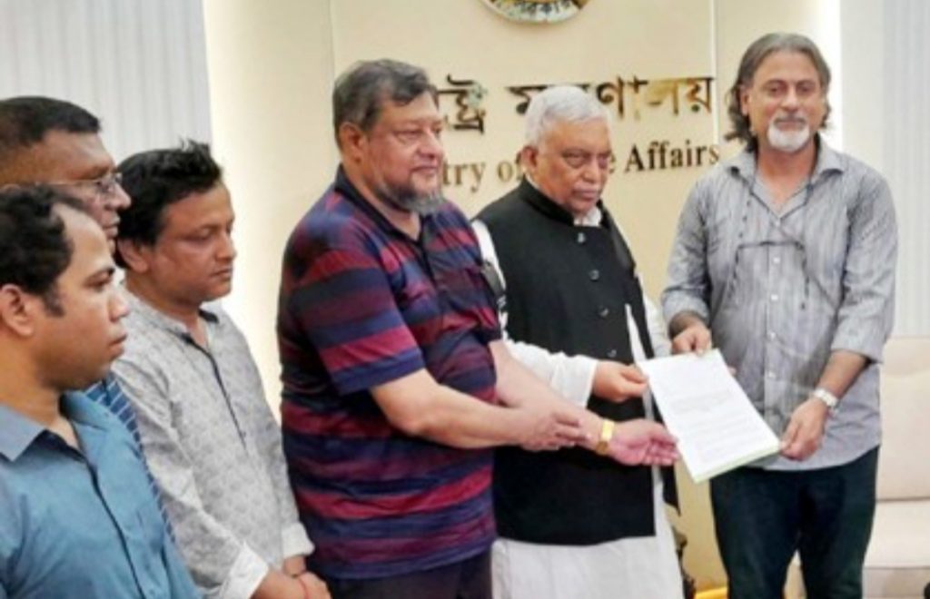 চার দফা দাবিতে স্বরাষ্ট্রমন্ত্রীর কাছে যুবলীগের স্মারকলিপি
