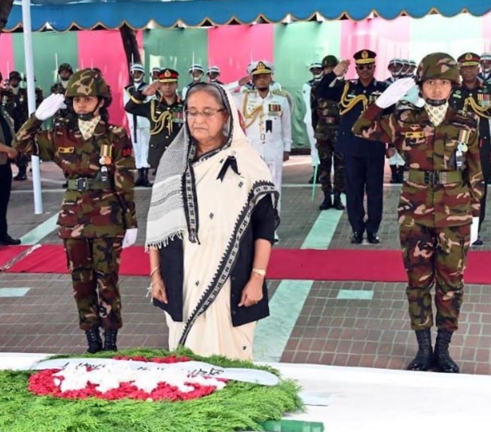 টুঙ্গিপাড়ায় বঙ্গবন্ধুর সমাধিতে শ্রদ্ধা নিবেদন প্রধানমন্ত্রীর