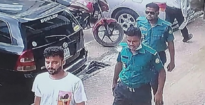 ব্যাংক থেকে যুবককে তুলে নিয়ে ২১ লাখ টাকা ছিনতাই করল ২ পুলিশ