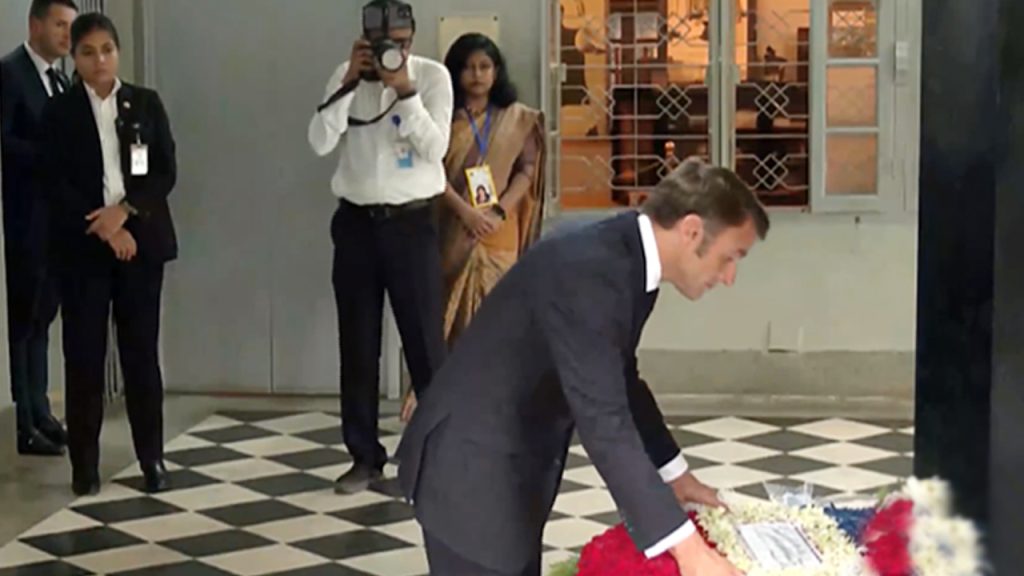 বঙ্গবন্ধুর প্রতিকৃতিতে শ্রদ্ধা জানালেন ফ্রান্সের প্রেসিডেন্ট