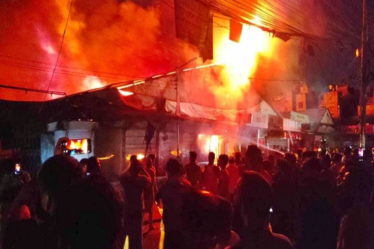 মোহাম্মদপুর কৃষি মার্কেটে ভয়াবহ আগুন, প্রায় ৬ ঘণ্টা পর নিয়ন্ত্রণে