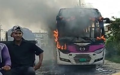 নারায়ণগঞ্জে চলন্ত বাসে আগুন