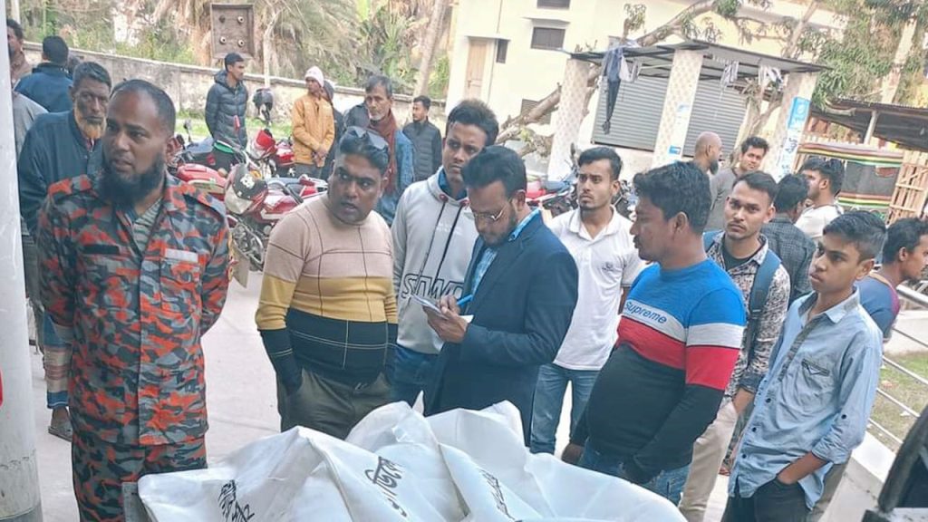 খুলনায় ট্রাক-ইজিবাইক সংঘর্ষে বাবা-মেয়েসহ নিহত ৫