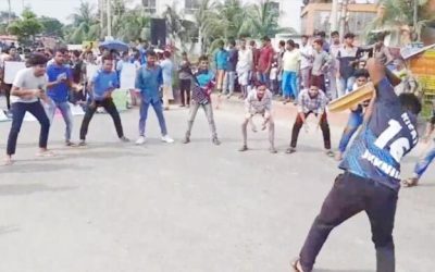 শনিরআখড়ায় সড়ক অবরোধ করে, ক্রিকেট খেলছেন শিক্ষার্থীরা