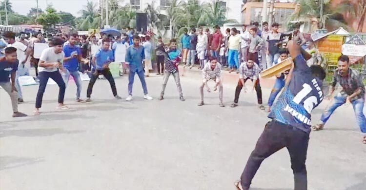 শনিরআখড়ায় সড়ক অবরোধ করে, ক্রিকেট খেলছেন শিক্ষার্থীরা