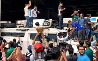 পুলিশের সাঁজোয়া যানের উপর শিক্ষার্থীদের বিক্ষোভ