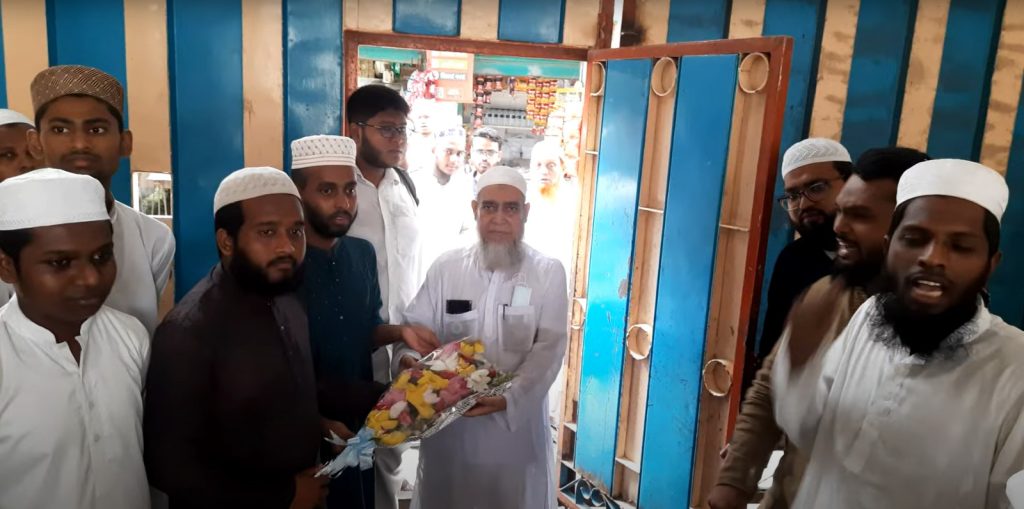 শিক্ষার্থীদের উপর হামলা চালাল চাকরিচ্যুত মাদরাসা শিক্ষক